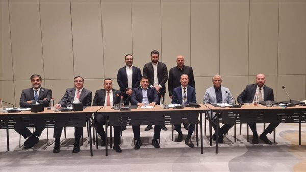 جانب من التوقيع