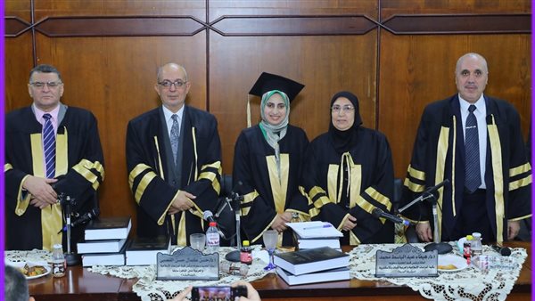 الباحثة ولجنة المناقشة