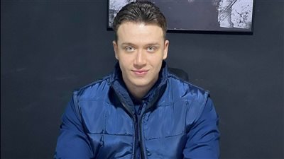 صورة طبيب مخ وأعصاب تثير الجدل بسبب تعليقات مدح ومعاكسات.. ما القصة؟