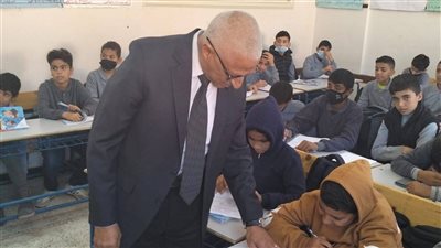 محافظ شمال سيناء يتابع سير العملية التعليمية بمدرسة الصفوة
