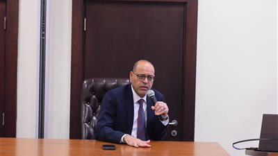 وزير العمل يسلم 25 عقد عمل لشباب مصريين للعمل بالإمارات