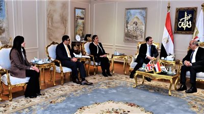 وزير الطيران يبحث مع السفير البريطاني تعزيز الشراكة وتطوير التعاون بين مصر والمملكة المتحدة