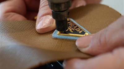 علامة برادا التجارية للأزياء تستكمل شراء منافستها فيرساتشي مقابل 1.3 مليار دولار 