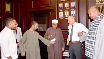 بلا إنترنت أو خدمات صرافة.. محافظ الأقصر يوجّه بحلول عاجلة لاحتياجات قرية الدقيرة بإسنا