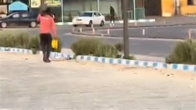 الأمن يفحص فيديو متداول لمواطن يسرق أعمدة الإنارة بكورنيش مطروح