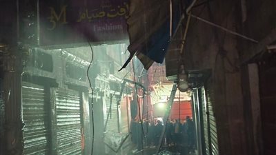 محافظ الدقهلية: دفعنا بـ 12 سيارة إطفاء للسيطرة على حريق تجاري في سوق الخواجات 