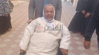 على كرسي متحرك.. مسنّ يحرص على الإدلاء بصوته في انتخابات النواب بالفيوم