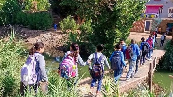 عبور الطلاب إلى مدارسهم