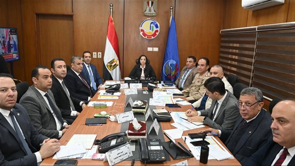 محافظ البحيرة خلال