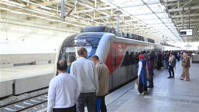 القطار الكهربائي الخفيف يجذب سكان شرق القاهرة | صور