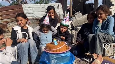 بشمعة وتورتة.. أطفال غزة يحتفلون بعيد ميلاد أحدهم رغم الدمار