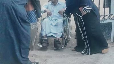 رغم مرضه.. زوجة ترافق زوجها على كرسي متحرك للإدلاء بصوته في انتخابات النواب بسوهاج