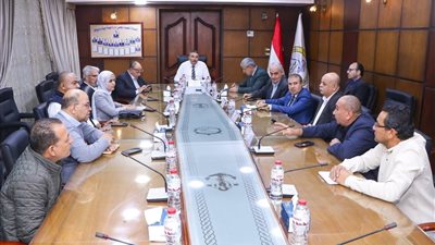 ميناء دمياط يبحث استعدادات التشغيل التجريبي لمحطة الحاويات تحيا مصر 1