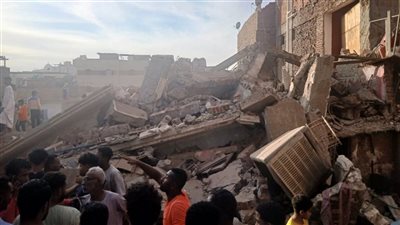 محافظ أسوان يتابع جهود احتواء انهيار عقار سكني قديم ببركة الدماس