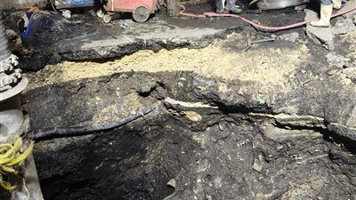 كسر مفاجئ بخط مياه أمام مستشفى أم المصريين تسبب في قطعها عن 6 مناطق