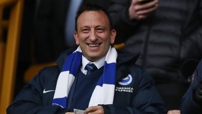 مالك برايتون يواجه اتهامات بإدارة شبكة مراهنات كروية سرّية ضخمة