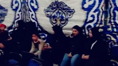 زحام شديد قبل غلق اللجان الانتخابية بقرية أم دومة في سوهاج.. ومشاركة لافتة للسيدات