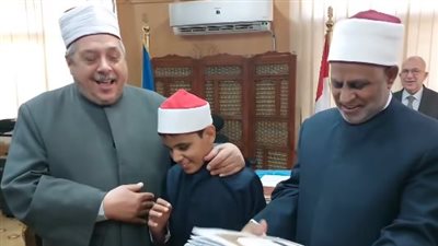 قبّل رأسه.. رئيس المعاهد الأزهرية يمنح أحد التلاميذ المصحف الشريف المطبوع بطريقة برايل