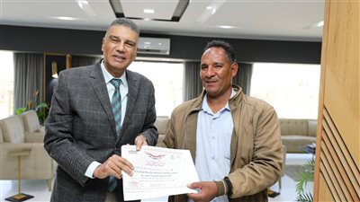  لإعادته حقيبة سائحة.. محافظ أسوان يشيد بأمانة مراقب الأمن في معبد إدفو ويكرمه