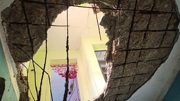 جانب من السقف المنهار