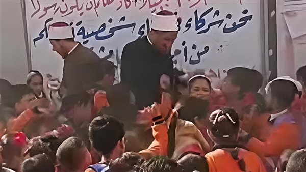 عشرات التلاميذ حول