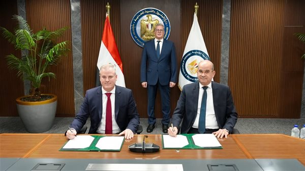 جانب من التوقيع 