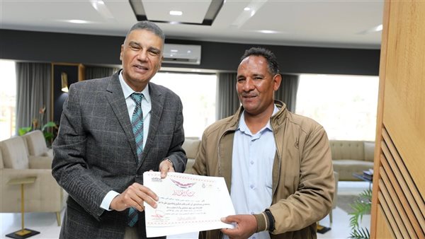 محافظ أسوان ومراقب