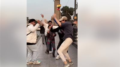يمتلك 4 ملايين متابع.. فيديو رقص عفوي لصانع محتوى أجنبي بالقاهرة يحظى بإعجاب السوشيال ميديا 