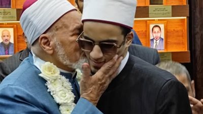 وسط مئات الأساتذة وطلاب العلم.. الدكتور حسن الشافعي يقبل محمد أحمد حسن أصغر إمام قبلة بالجامع الأزهر ومتسابق دولة التلاوة