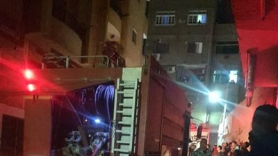 الدخان غطى السماء.. السيطرة على حريق بسطح عقار سكني وسط الأقصر دون إصابات بعد دفع 3 سيارات إطفاء