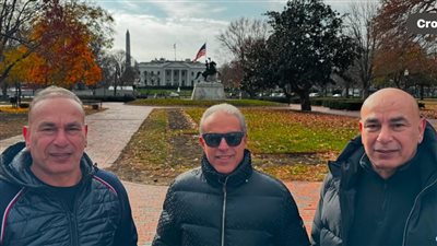 حسام وإبراهيم حسن رفقة الدرندلي لالتقاط صورة تذكارية أمام البيت الأبيض قبل قرعة كأس العالم 