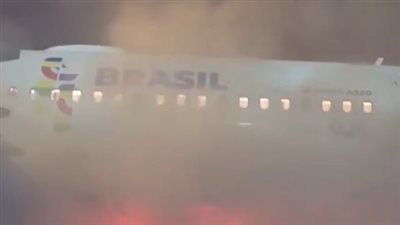 اندلاع حريق في طائرة بعد صعود الركاب إليها بالبرازيل| فيديو 