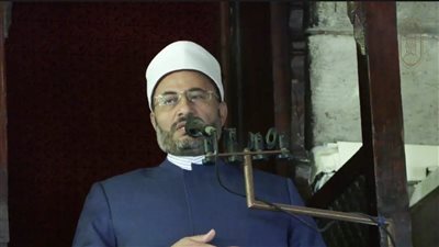 خطيب الجامع الأزهر: كشفُ المرأة لعورتها ليس مبررًا للتحرش وهي والرجل مُطالبان بالحشمة وغض البصر