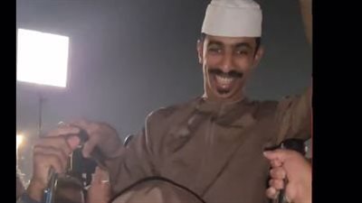 مشهد مؤثر في كأس العرب.. الجماهير المصرية تحمل مشجعًا عمانيًا من ذوي الهمم على الأعناق