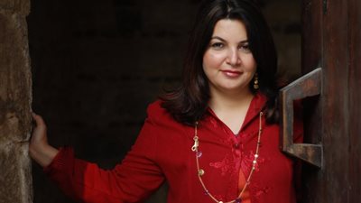 نقل الروائية ميرال الطحاوي إلى العناية المركزة بعد تعرضها لحادث سير