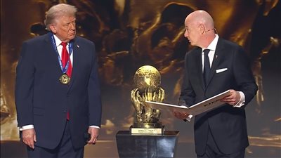 إنفانتينو يمنح ترامب جائزة فيفا للسلام على جهوده في الفترة الأخيرة| صور