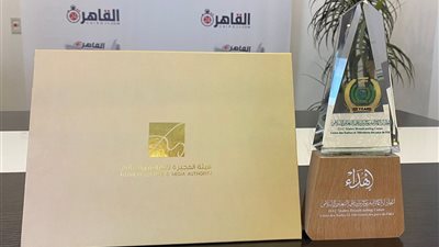 تقديرًا لدوره الإعلامي.. عمرو الليثي يهدي القاهرة 24 درع اتحاد إذاعات منظمة التعاون الإسلامي
