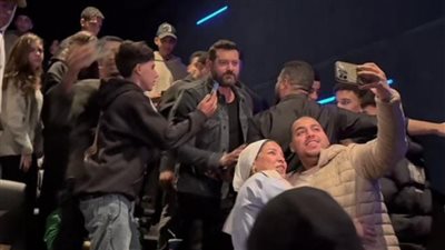 عمرو يوسف يشاهد فيلمه السلم والثعبان 2 رفقة الجمهور بـ إحدى سينمات 6 أكتوبر