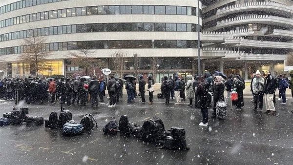 الصحفيون ينتظرون