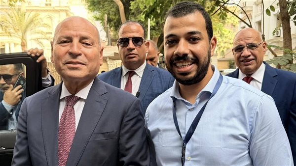 محافظ القاهرة برفقة