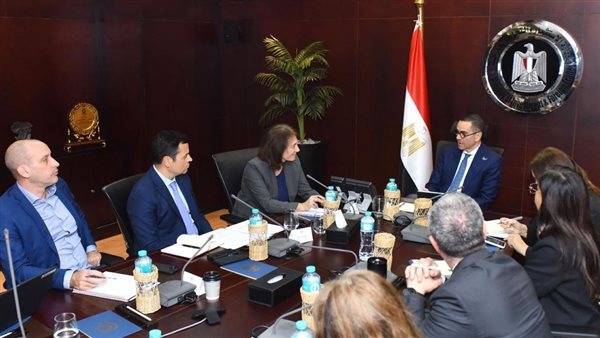 وزير الاستثمار مع