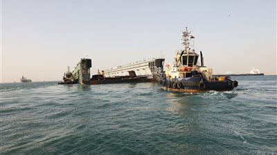 بـ5 قاطرات بحرية.. نجاح عملية عبور الحوض العائم 