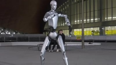 شركة يونيتري تطلق روبوتًا بشريًا H2 بقدرات قتالية عنيفة 