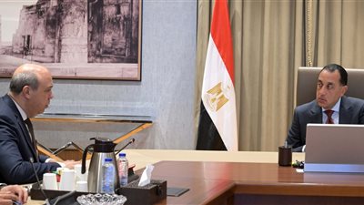 رئيس الوزراء يتابع مع وزير الطيران ملفات تطوير المطارات وجذب الاستثمارات