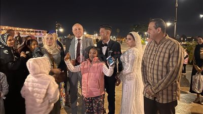 محافظ الأقصر يفاجئ عروسين ويشاركهما فرحة الزفاف على الكورنيش خلال جولة ليلية