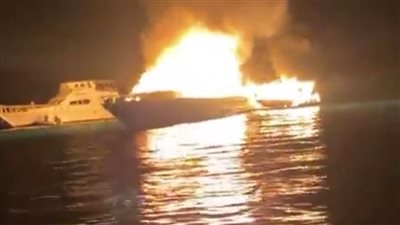 تفحم لنش سياحي بدون ركاب وفلوكة خلال رسوهما على مرسى بالغردقة