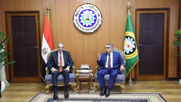 وزير الاتصالات ومحافظ