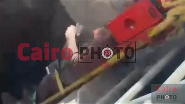 استخراج 3 عمال سقطوا