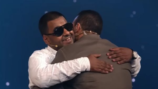  لحظة ود بين مصطفى