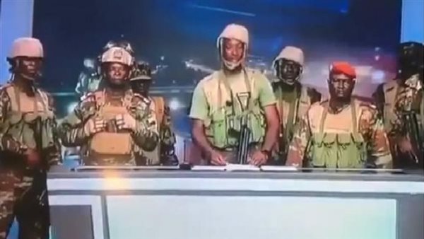 عسكريون يعلنون عزل